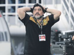 Maradona ve caer a su nuevo equipo en su aventura en la Liga de Emiratos Árabes Unidos. AFP  /