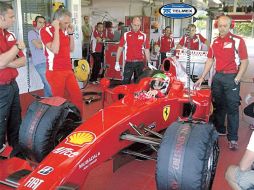 Sergio Pérez se prepara para salir en una de los siete períodos que desarrolló en la pista de Fiorano. ESPECIAL  /