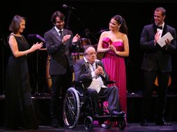 ''Chespirito'' (c) es aplaudido por su esposa, Florinda Mesa (i), por William Levy (d), Maite Perroni (2d) y Eugenio Derbez (2i).EFE  /