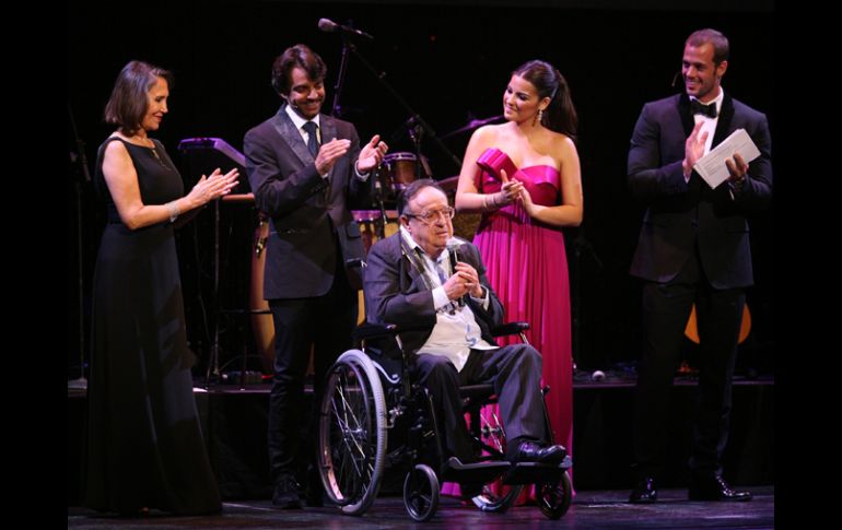 ''Chespirito'' (c) es aplaudido por su esposa, Florinda Mesa (i), por William Levy (d), Maite Perroni (2d) y Eugenio Derbez (2i).EFE  /