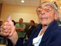 A sus 95 años, Dominga Fernández muestra orgullosa su pulgar tras sellar su primer papel de identificación oficial, EFE  /
