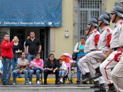 Como en otras ocasiones, los elementos del Cuerpo de Bomberos resultan los más ovacionados. M FREYRIA  /