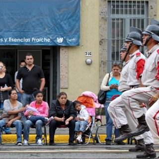 Jaliscienses siguen la fiesta mexicana con desfile militar
