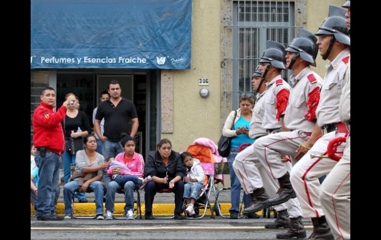 Como en otras ocasiones, los elementos del Cuerpo de Bomberos resultan los más ovacionados. M FREYRIA  /