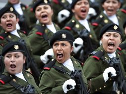 Un espectacular despliegue de elementos militares tuvo lugar en el Zócalo de la ciudad de México en el tradicional desfile. AFP  /