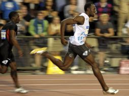 El jamaiquino Usain Bolt (D) compite en los 100 metros masculinos del Memorial Ivo Van Damme-Liga Diamante. EFE  /