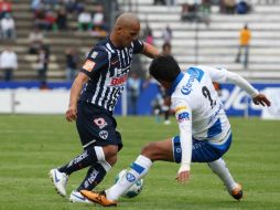 Aldo Polo (D) de Puebla y Humberto Suazo de Monterrey, durante juego de la semana 8 del Apertura 2011. MEXSPORT  /