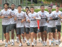 Los jugadores 'rojinegros' duarante un entrenamiento antes de su aencuentro. ARCHIVO  /