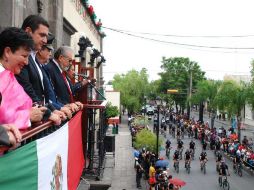 Héctor Vielma (2o de izq. a der.) observó el desfile desde el balcón de la Presidencia. A. GARCÍA  /