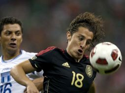 Desde su ingreso al Deportivo, Guardado (D) ha dejado en claro su compromiso en la cancha. MEXSPORT  /