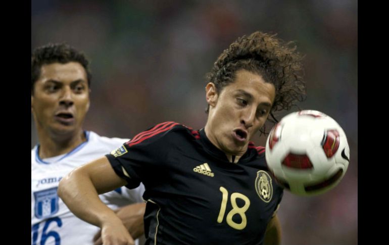 Desde su ingreso al Deportivo, Guardado (D) ha dejado en claro su compromiso en la cancha. MEXSPORT  /