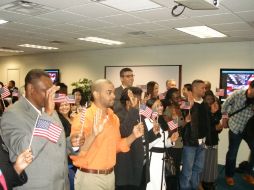 Los nuevos ciudadanos pronuncian el Juramento de Lealtad. AP  /