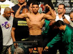 Víctor Ortiz es pesado previo a su pelea de mañana. AFP  /