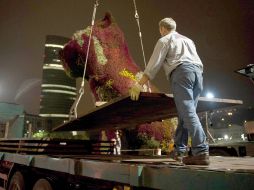 Las esculturas fueron descargadas en la explana del Museo Guggenheim, en la foto la escultura Poopy, de Jeff Koons. EFE  /