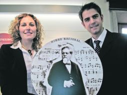 Raquel Tovar y Cristian Canton presentando la biografía de Nunó en su casa natal de San Juan de las Abadesas. ESPECIALCRISTIAN CANTON  /