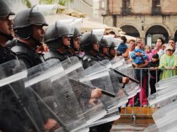 Familias examinan el paso de la corporación estatal en el desfile con motivo del Aniversario 201 de la Independencia. E. BARRERA  /
