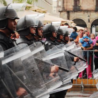 A paso veloz, desfile marcial ilumina los ojos de tapatíos