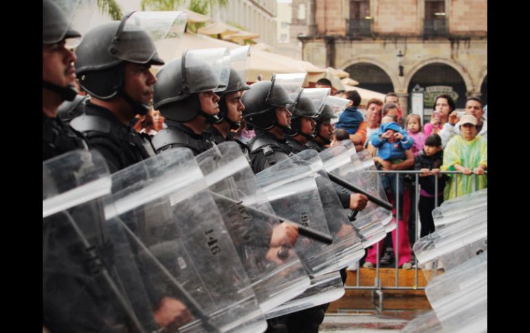 Familias examinan el paso de la corporación estatal en el desfile con motivo del Aniversario 201 de la Independencia. E. BARRERA  /