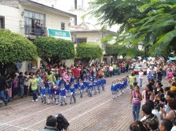 Menores participan en el desfile patrio en las calles de Tlajomulco. Alrededor de dos mil personas asistieron. ESPECIAL  /
