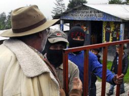 La Caravana por la Paz hacia el Sur, encabezada por Javier Sicilia (i), visitó a integrantes del EZLN en Chiapas. AFP  /