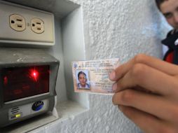Como parte del programa, los alumnos deben de identificarse mediante credenciales para poder ingresar a los planteles. S. NÚÑEZ  /