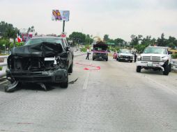 La carambola de tres vehículos provocó que el puente atirantado permaneciera cerrado por más de tres horas. M. PATIÑO  /