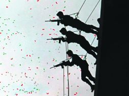 En el desfile del Centro tapatío se redujo la asistencia de espectadores en comparación con otros años. E. BARRERA  /