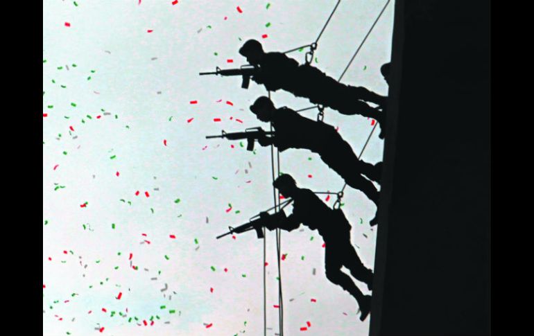 En el desfile del Centro tapatío se redujo la asistencia de espectadores en comparación con otros años. E. BARRERA  /