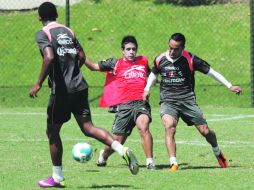 Francisco Torres (der.) disputa la pelota durante el entrenamiento rojinegro, previo al encuentro de este día frente a Pachuca.MEXSPORT  /