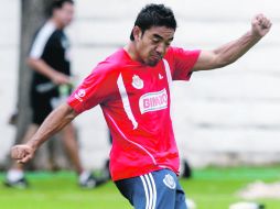 Marco Fabián patea el esférico en el entrenamiento de Chivas. A. HINOJOSA  /
