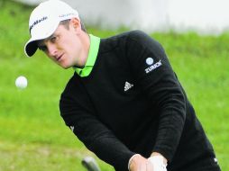 Justin Rose golpea la pelota desde una trampa. EFE  /