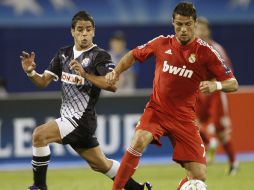 Viajará el Real Madrid pendiente de Cristiano Ronaldo (d), con puntos en el tobillo por una dura entrada. REUTERS  /