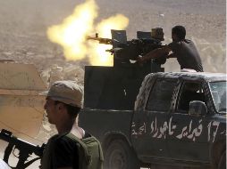 Rebeldes libios abren fuego contra hombres armados pro-Gadhafi. EFE  /