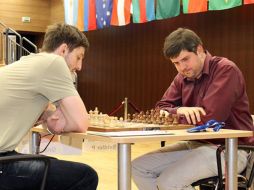 Alexander Grischuk y Peter Svidler juegan la segunda partida de la final de la Copa del Mundo de Ajedrez. ESPECIAL  /