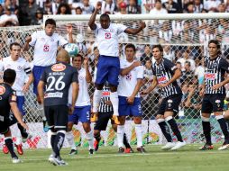 Luis Perez (I) de Monterrey y jugadores de Cruz Azul, durante el juego. MEXSPORT  /
