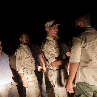 Combatientes libios reanudan la lucha por el último bastión de Gadhafi