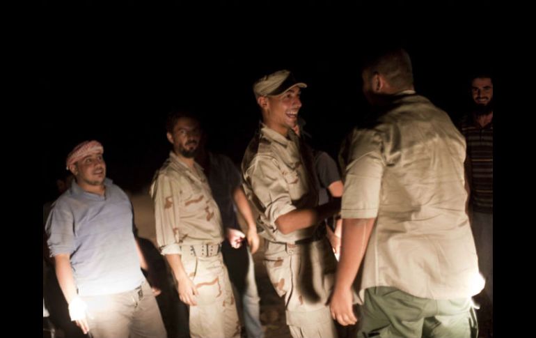 Tropas de rebeldes libios de Misrata en un campamento provisional mientras avanzan hacia Sirte. EFE  /