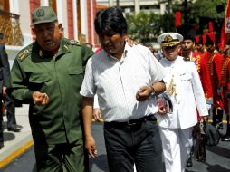 Chávez le da la bienvenida al presidente boliviano Evo Morales en el palacio Miraflores. AP  /