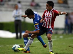 Marco Fabian de la Mora de Chivas y Aldo Francisco Polo de Puebla, disputan por el balón en el juego. MEXSPORT  /