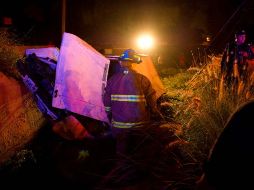 Rescatistas trabajan en el siniestro donde un hombre fue auxiliado por paramédicos de Jocotepec. ESPECIAL.  /