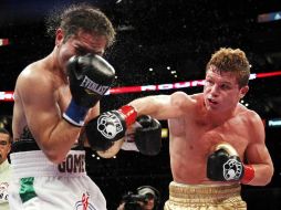Saúl 'Canelo' Álvarez conecta de derecha a Gómez durante el combate. AP  /