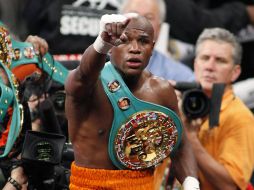 Mayweather derribó a Víctor Ortíz luego de que éste le diera un cabezazo. REUTERS  /