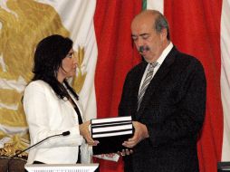La presidenta de la Mesa Directiva de la Asamblea capitalina, Alejandra Barrales, recibe el Informe. NTX  /