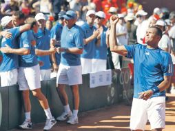 El tenista francés Jo-Wilfred Tsonga (der.) celebra la victoria de su país en el tercer punto de la serie. AFP  /