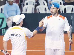 Daniel Garza felicita a su compañero Santiago González tras la victoria. AFP  /