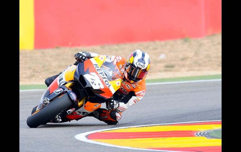 Antes de cumplirse la mitad de la prueba Casey Stoner ya gozaba de una amplia ventaja respecto de Pedrosa. REUTERS  /