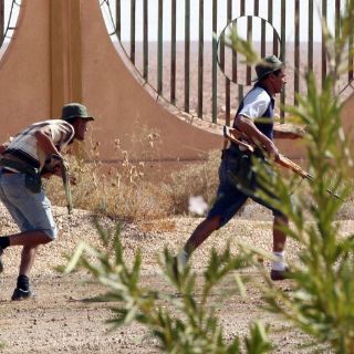 Fuerzas libias renuevan batallas por bastiones de Gadhafi