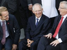 Wolfgang Schaeuble habla con Jean-Claude Juncker y Jens Weidmann durante una reunión informal de ECOFIN. REUTERS  /