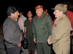Evo Morales, Hugo Chávez y Raúl Castro, en el aeropuerto internacional José Martí. EFE  /