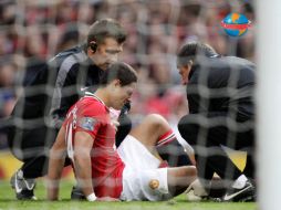 Javier Hernández recibe atención médica del Manchester United. AP  /